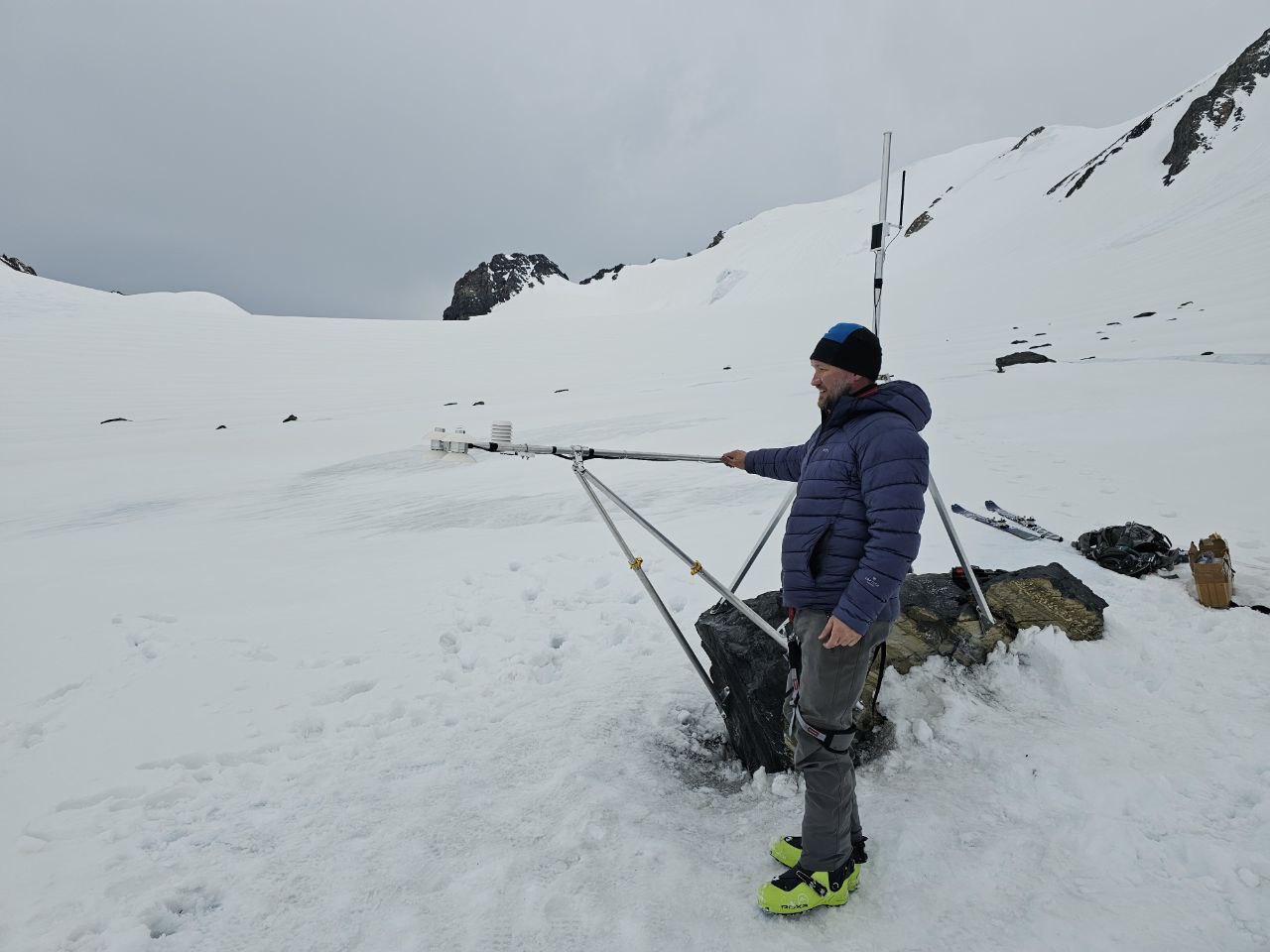 A unique TSU weather station was installed at an altitude of 3,600 meters on the Aktru glacier