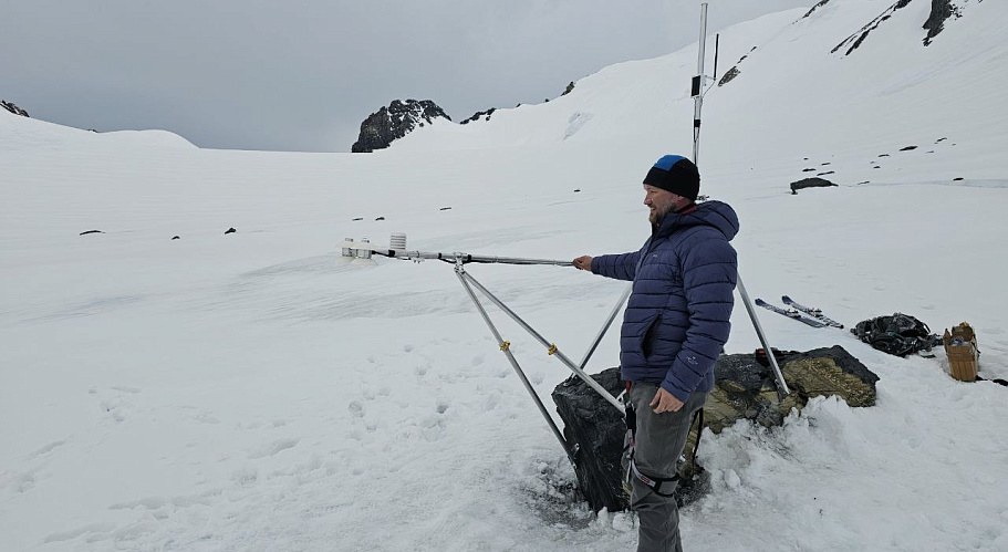 A unique TSU weather station was installed at an altitude of 3,600 meters on the Aktru glacier