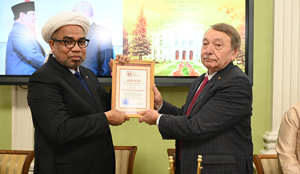 The head of the delegation from Indonesia was awarded the title TSU Visiting Professor