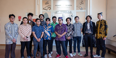Campus tour for parents of Indonesian students